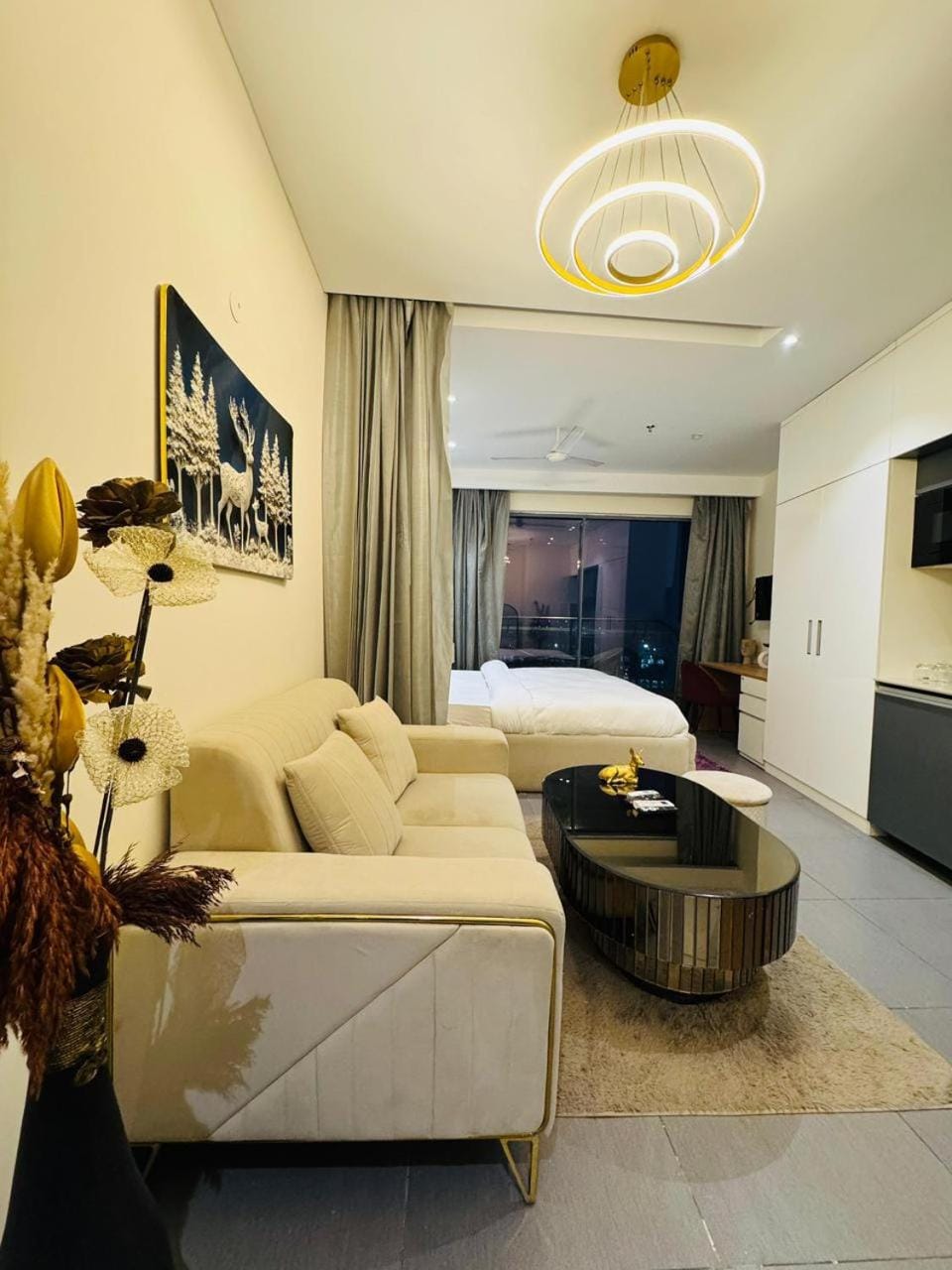 Golden Nest Luxury Studio, Supernova Spira Noida Apartment in Noida
