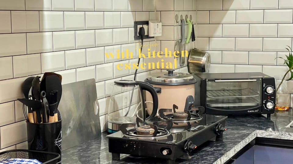 Coffee/tea facilities, Kitchen or kitchenette, stove, kitchen