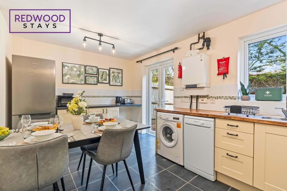Kitchen or kitchenette, Dining area, dishwasher, washing machine