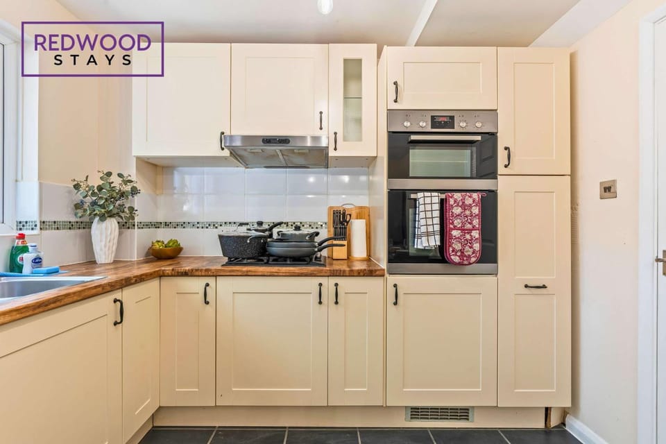 Kitchen or kitchenette, oven, stove