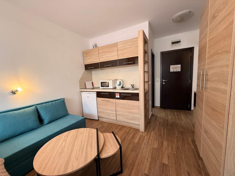 Kitchen or kitchenette, Photo of the whole room, stove