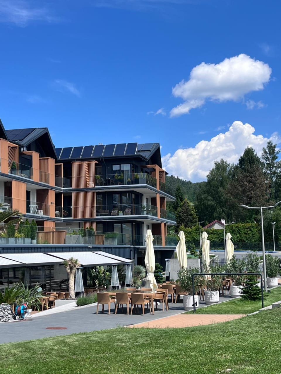 Property building, Restaurant/places to eat, Balcony/Terrace, Breakfast