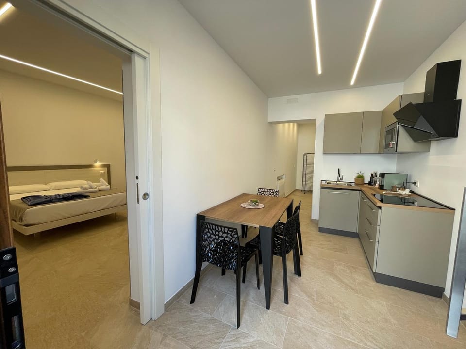 Kitchen or kitchenette, Dining area