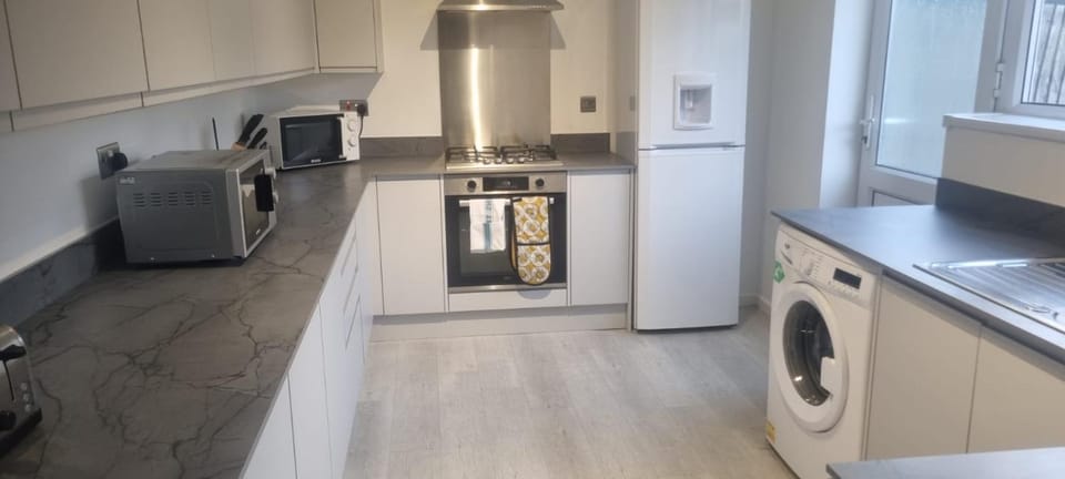 The Newark in Northgate 3 bedroom 5 beds parking garden House in Crawley