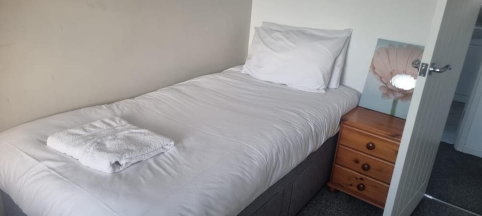 The Newark in Northgate 3 bedroom 5 beds parking garden House in Crawley