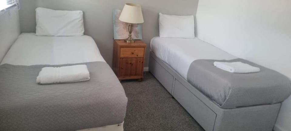 The Newark in Northgate 3 bedroom 5 beds parking garden House in Crawley