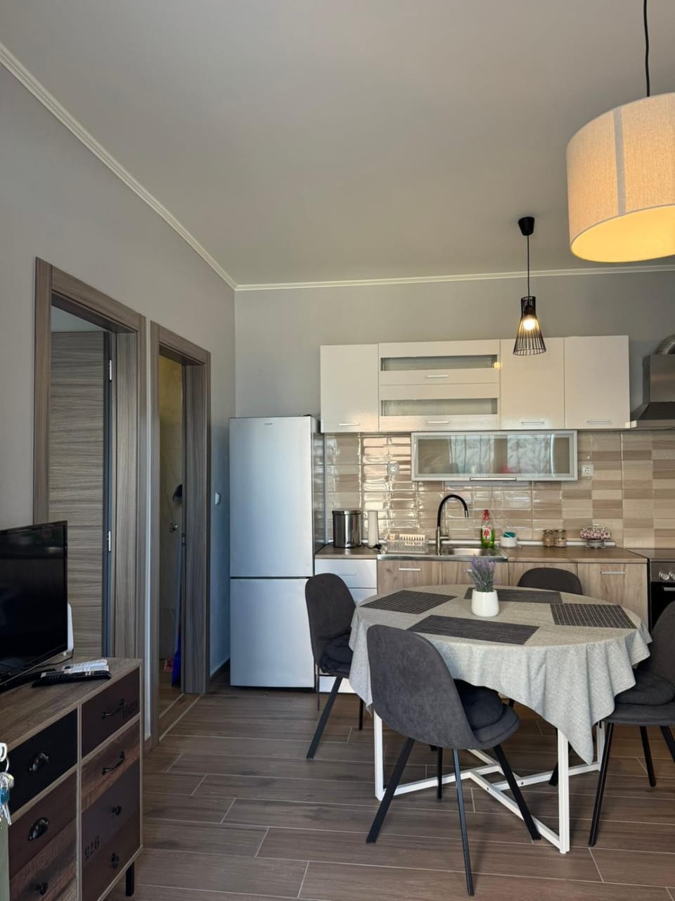 Kitchen or kitchenette, Dining area