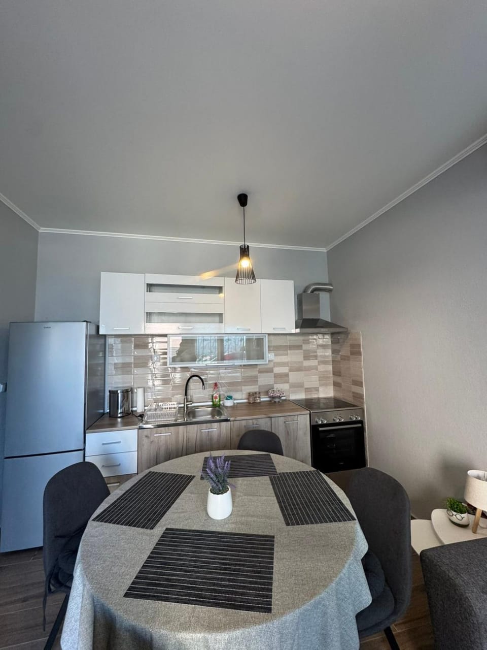 Kitchen or kitchenette, Dining area