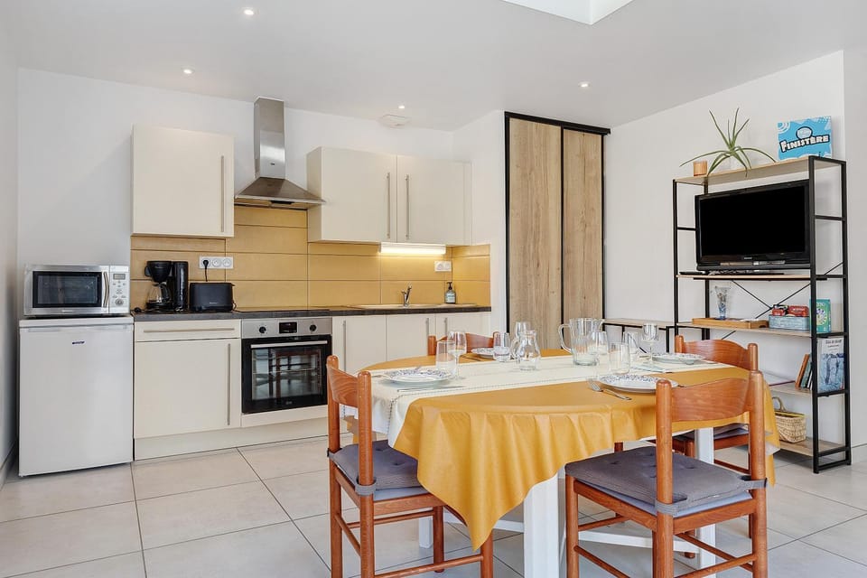 Kitchen or kitchenette, Living room