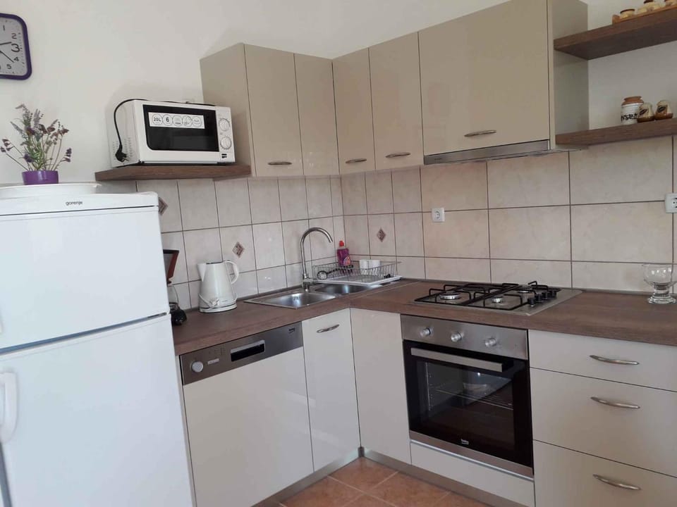 Coffee/tea facilities, microwave