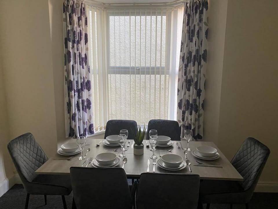 Contemporary 5 Bed Stay – Chepstow Road Bed and Breakfast in Newport