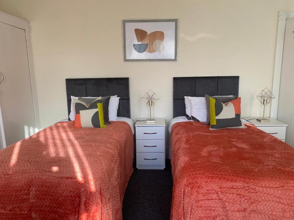 Contemporary 5 Bed Stay – Chepstow Road Bed and Breakfast in Newport