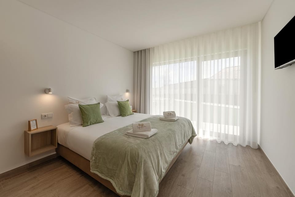 Bed, TV and multimedia, Bedroom, towels