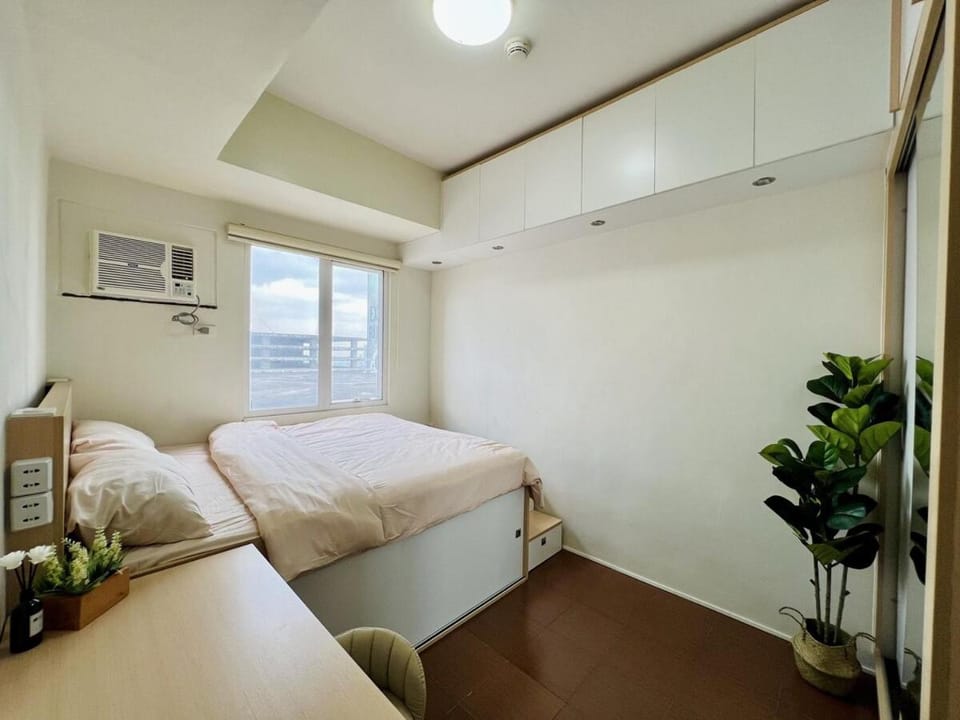 Cozy Corner 2-Bedroom Suite at Pioneer Woodlands Apartment in Mandaluyong