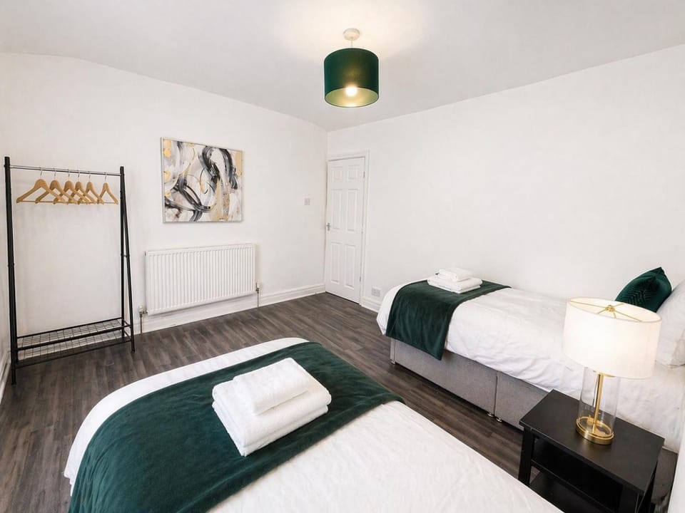 2 Bed House in St Helens, Sleeps 4, Ideal for Budget Stays, Contractors, Families & Long-Term Bookings, Offers Available House in St Helens