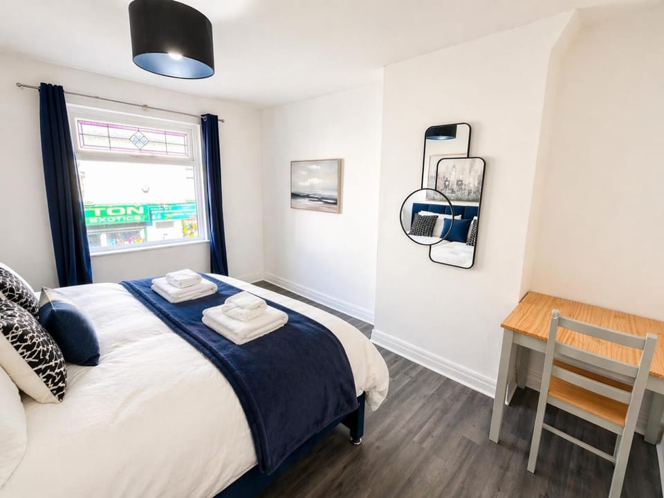 2 Bed House in St Helens, Sleeps 4, Ideal for Budget Stays, Contractors, Families & Long-Term Bookings, Offers Available House in St Helens