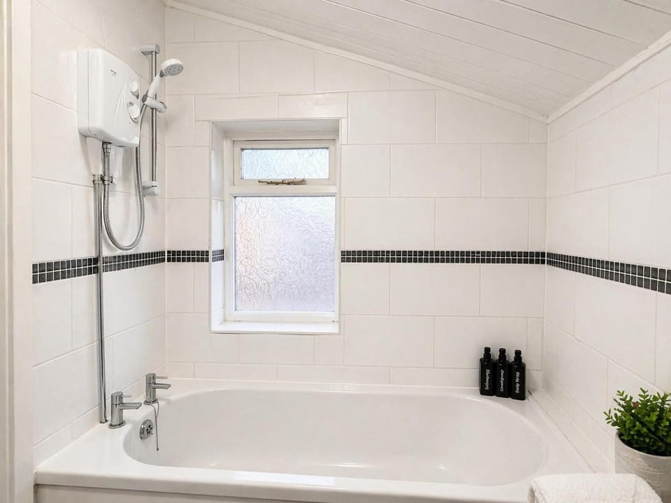 2 Bed House in St Helens, Sleeps 4, Ideal for Budget Stays, Contractors, Families & Long-Term Bookings, Offers Available House in St Helens