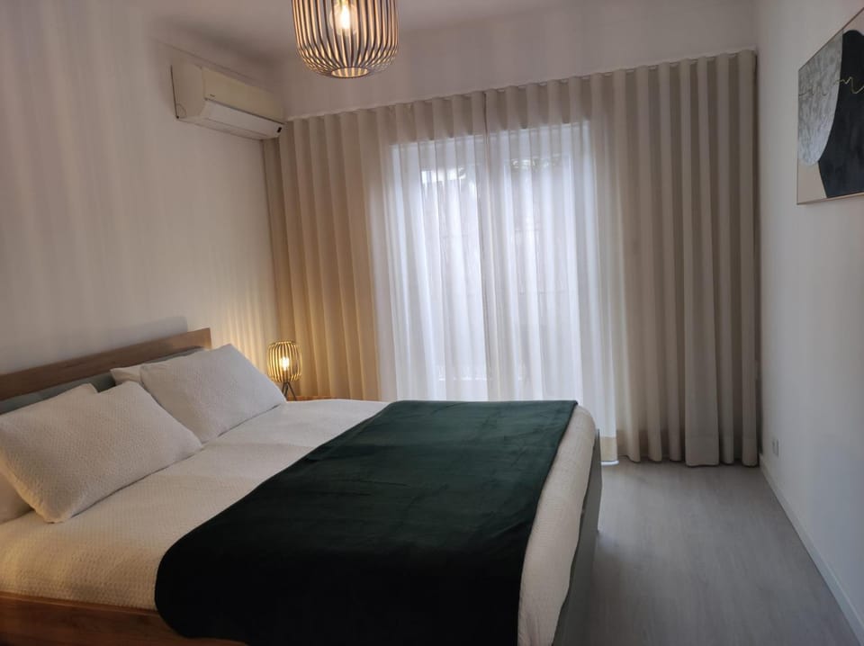 Bed, Bedroom, air conditioner