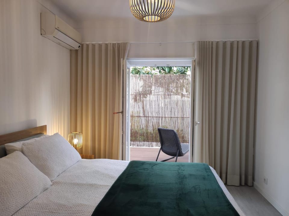 Bed, Bedroom, air conditioner