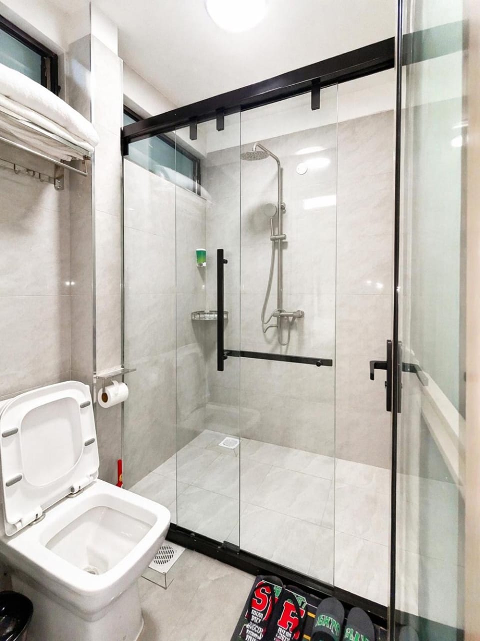 Shower, Toilet, Bathroom, towels