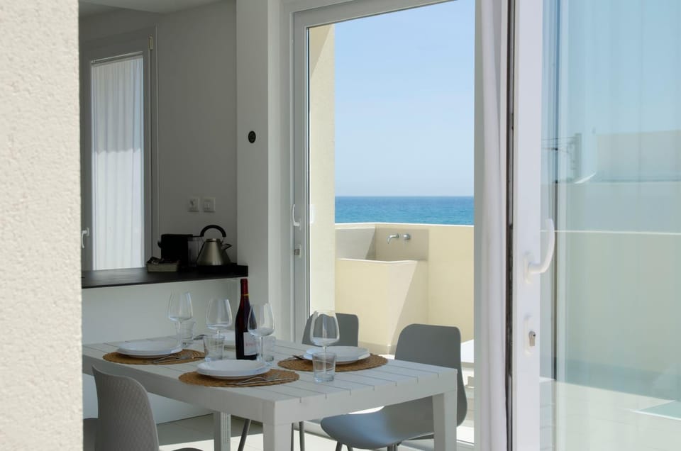 Natural landscape, Coffee/tea facilities, View (from property/room), Balcony/Terrace, Kitchen or kitchenette, Dining area, Sea view