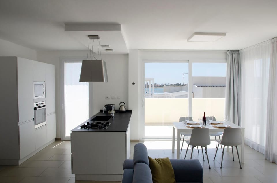 Coffee/tea facilities, Kitchen or kitchenette, Living room, Seating area, Dining area, minibar, oven, pet friendly, stove, toaster