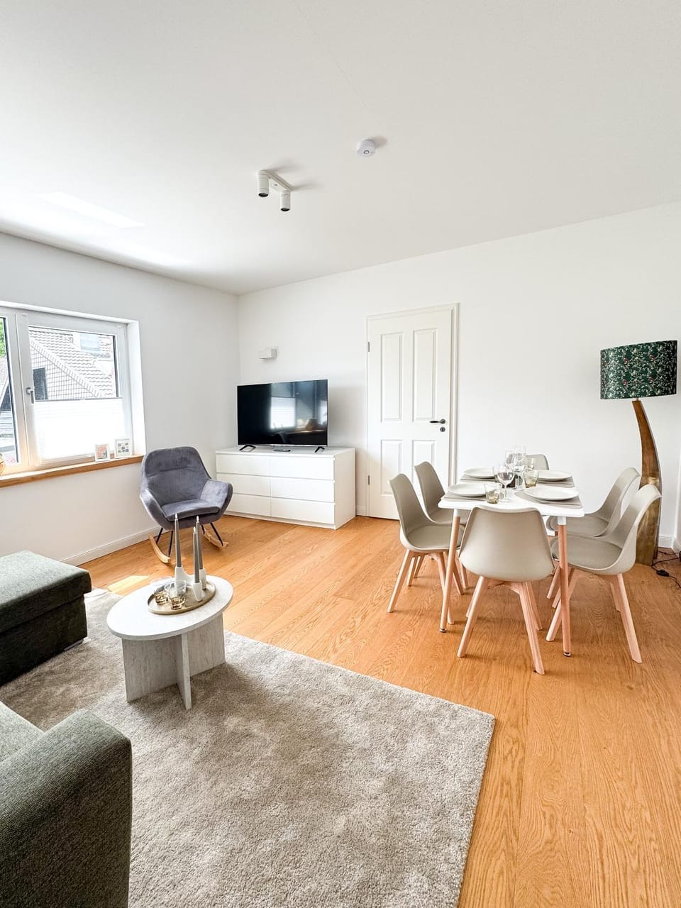 Communal lounge/ TV room, TV and multimedia, Living room, Seating area, Dining area