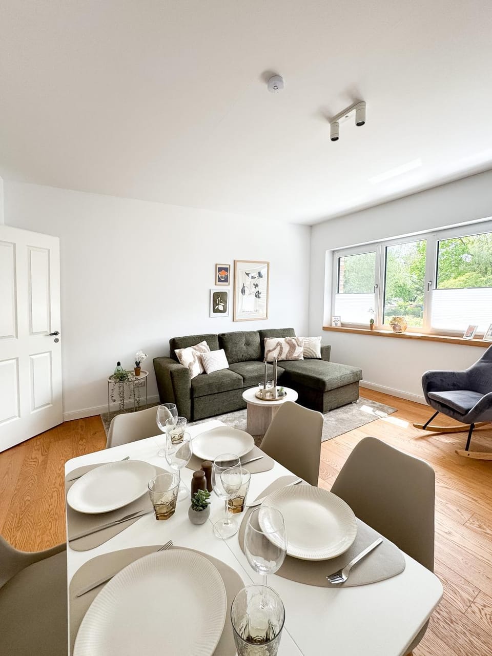Living room, Seating area, Dining area