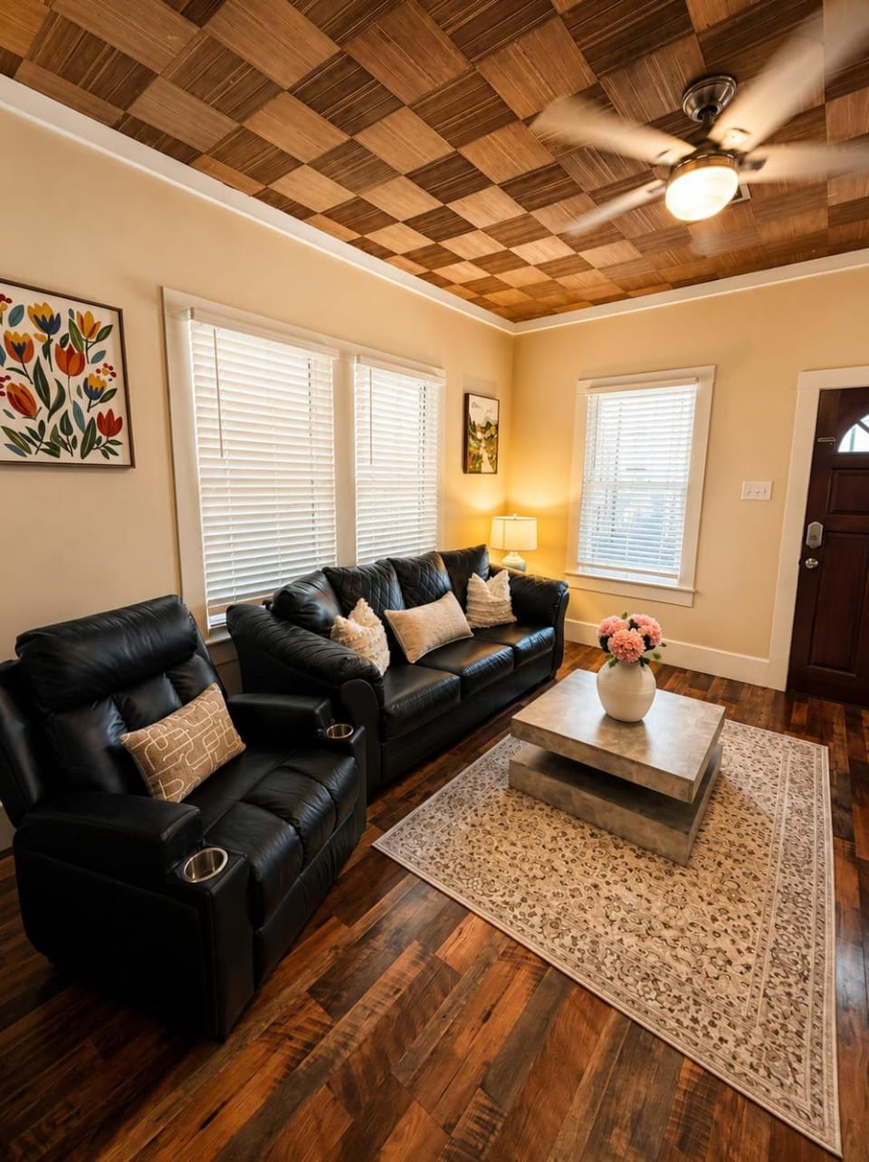 Living room, Photo of the whole room, Decorative detail, Seating area, furniture