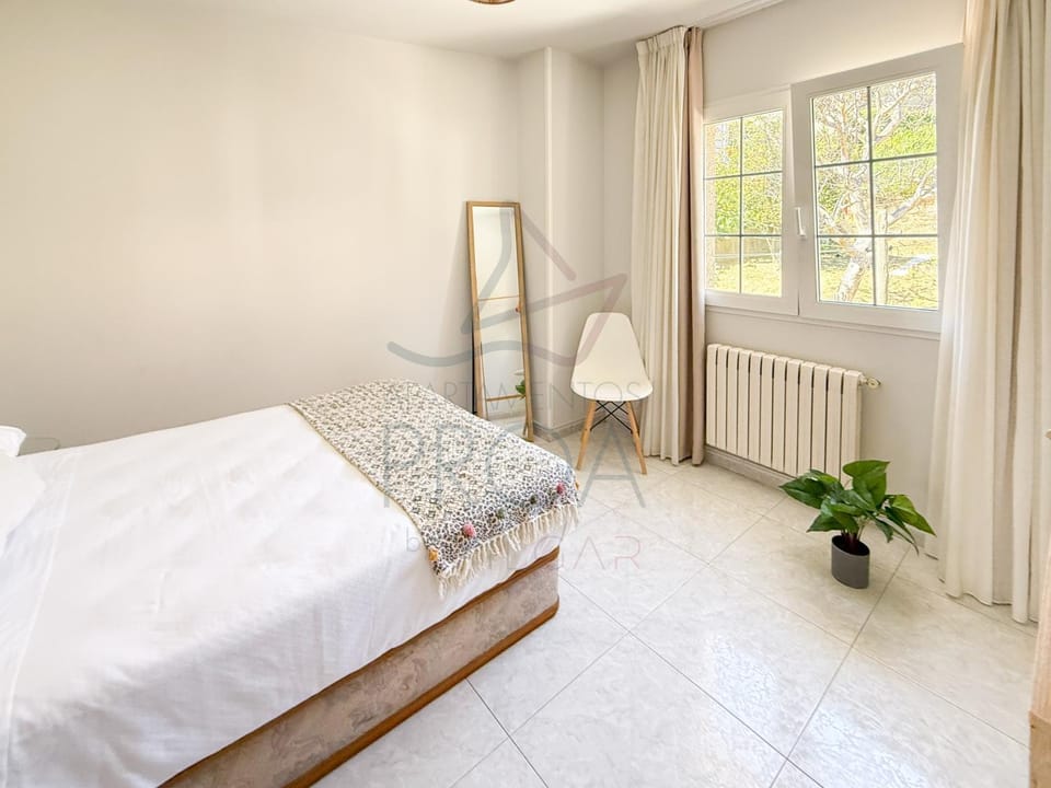 Bed, Photo of the whole room, Bedroom, internet