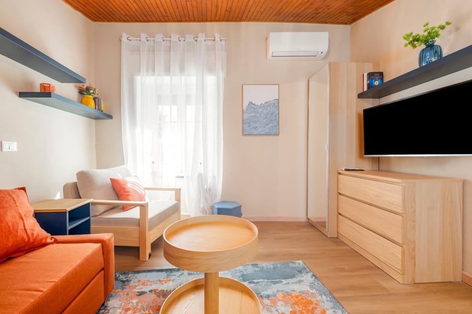 Communal lounge/ TV room, TV and multimedia, Living room, Seating area, Evening entertainment, air conditioner