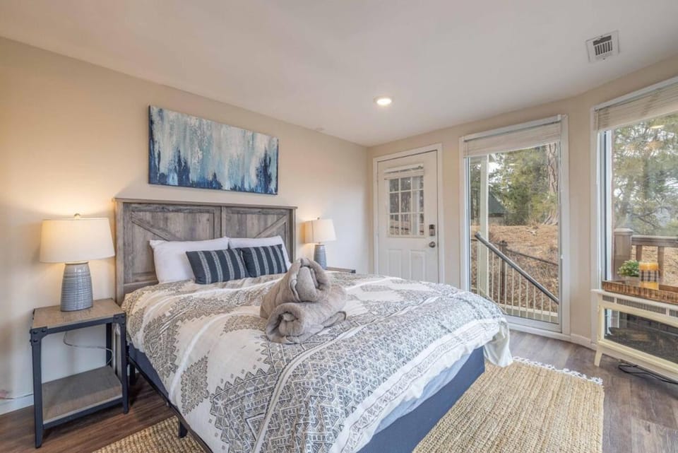 Elevated Escape - Bocce, Frisbee Glf, Walk to Town House in Big Bear
