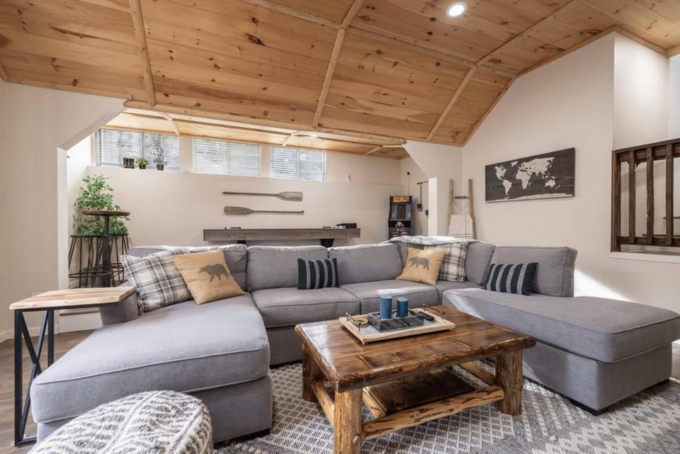 Elevated Escape - Bocce, Frisbee Glf, Walk to Town House in Big Bear