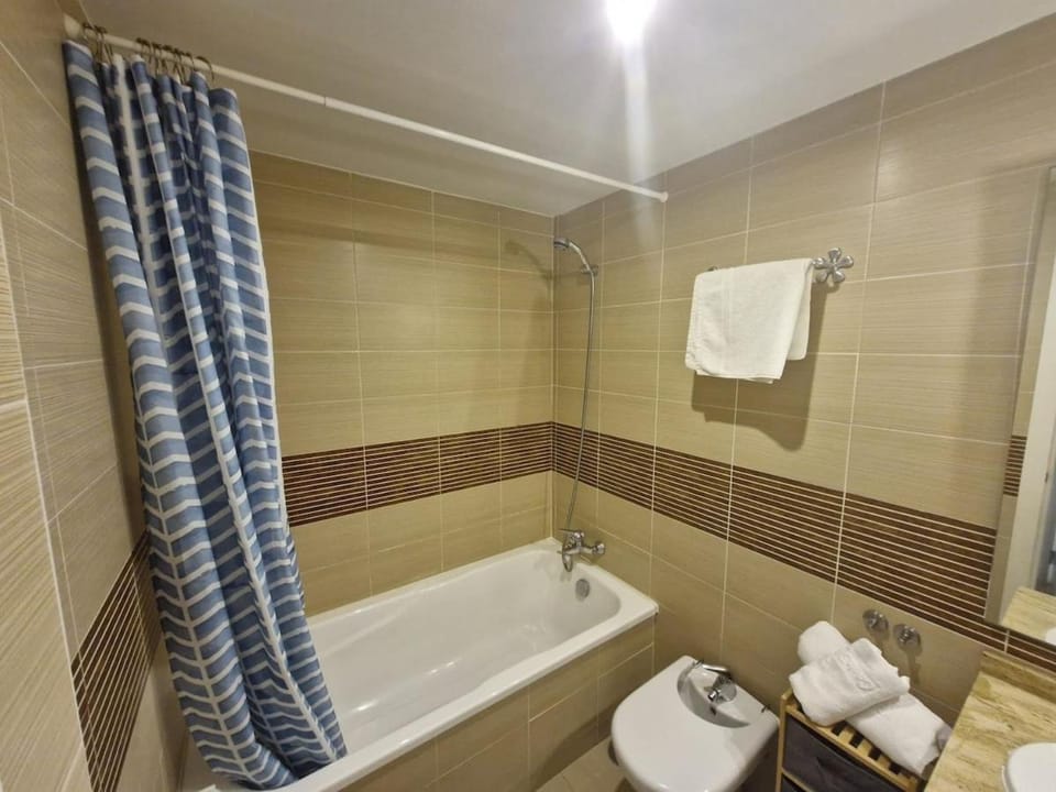 Shower, Toilet, Bathroom, Bath, towels