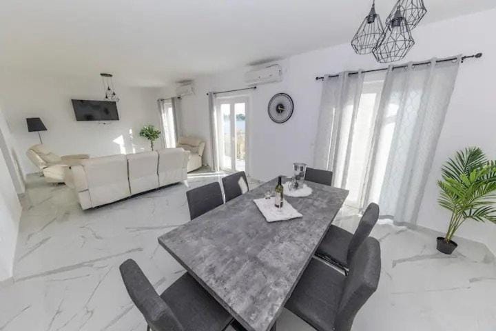 Sunset Penthouse with Jacuzzi & Seaview Apartment in Zadar County