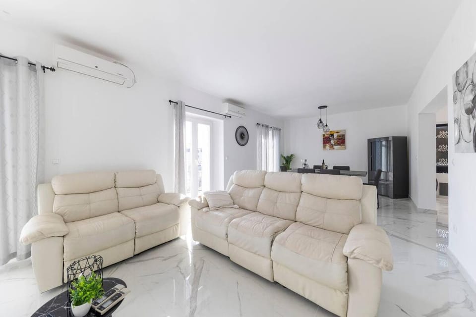 Sunset Penthouse with Jacuzzi & Seaview Apartment in Zadar County