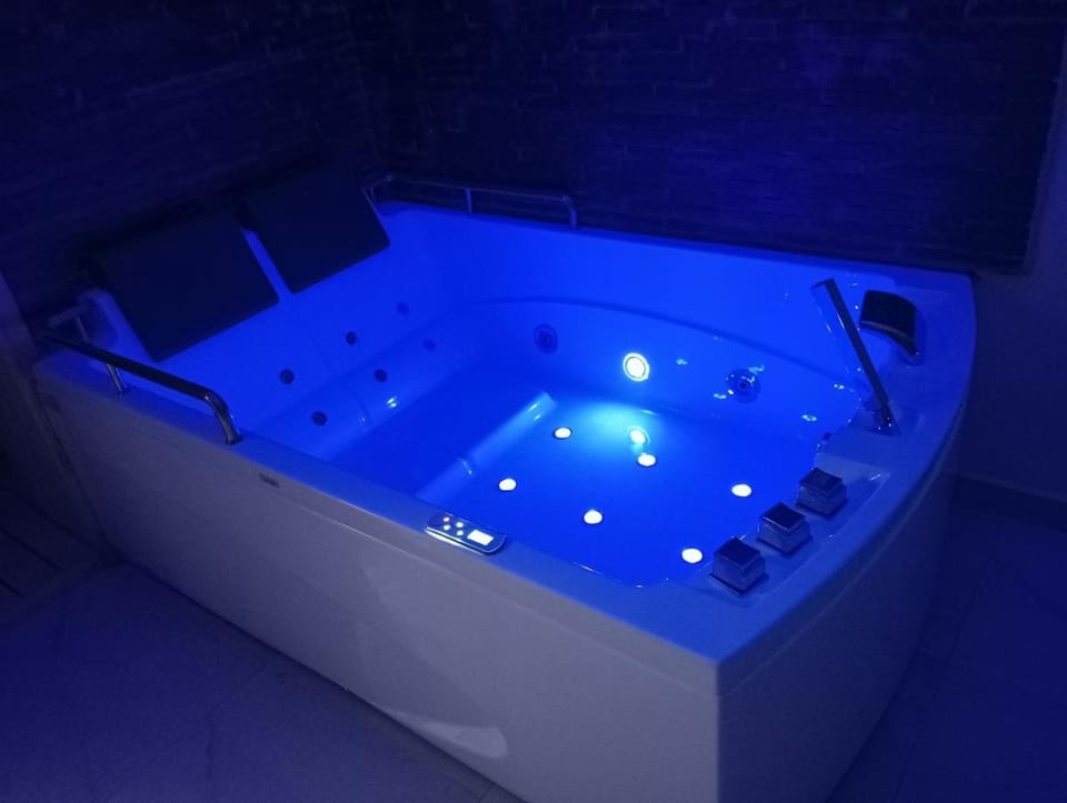 Hot Tub, Spa and wellness centre/facilities
