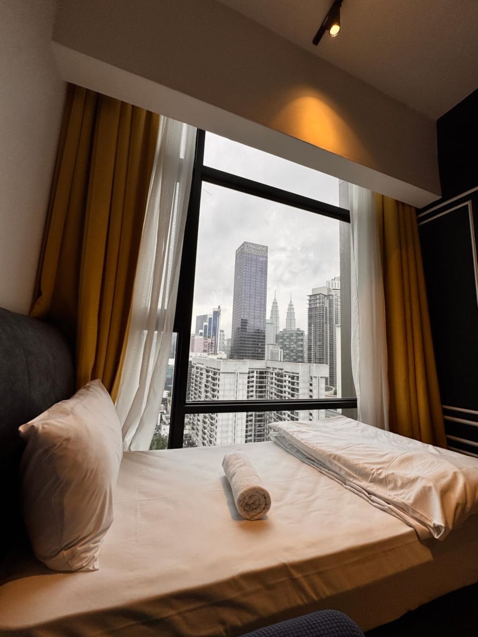 Bed, View (from property/room), Bedroom, City view, towels