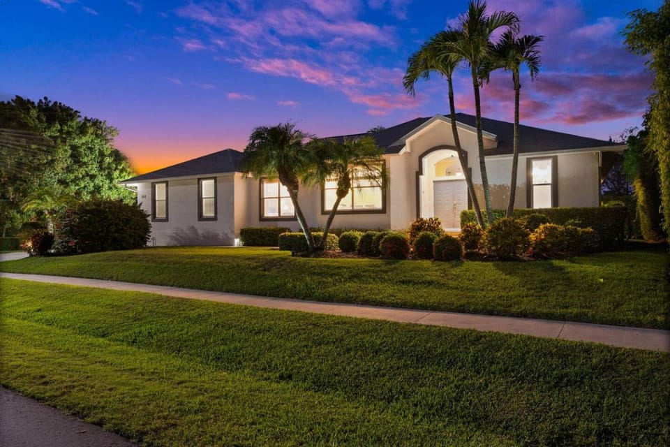 Casa Playa - Heated Pool and Outdoor Living Near Beach Villa in Marco Island
