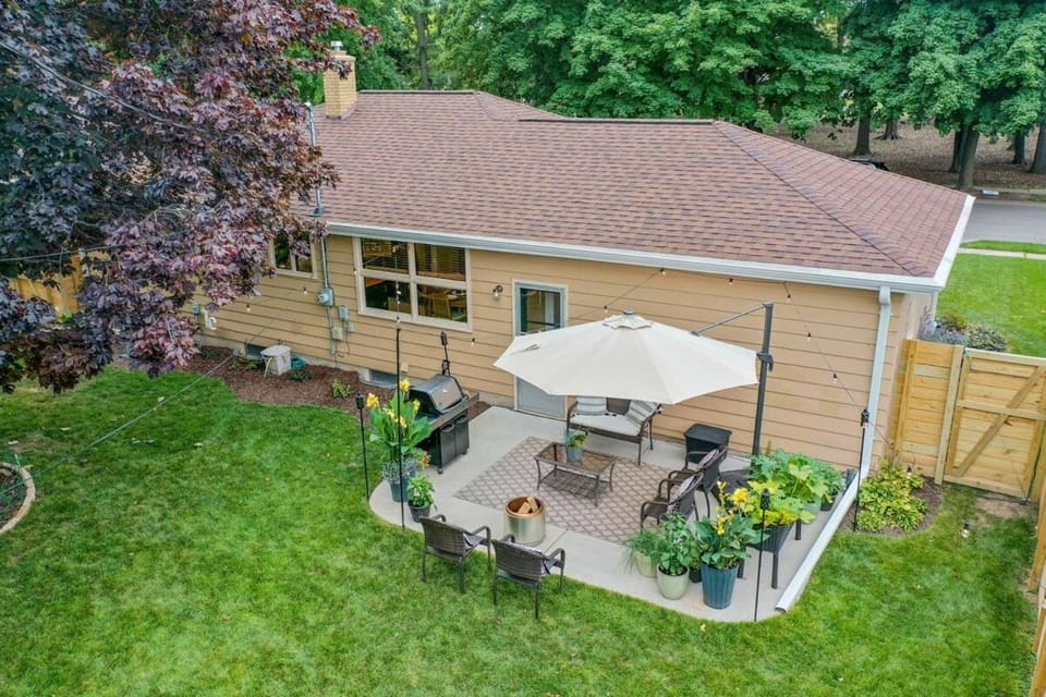 Biemeret Garden - Steps from Lambeau and Resch Center House in Ashwaubenon
