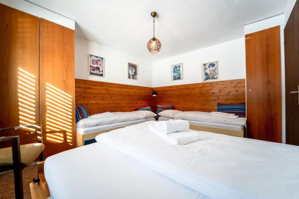 Photo of the whole room, Bedroom, wardrobe