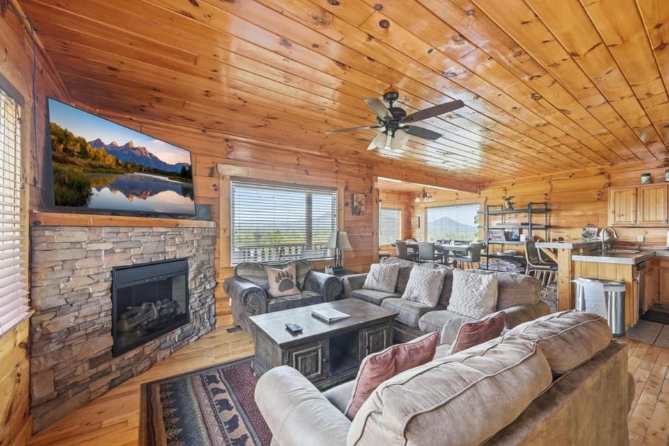 Picturesque MTN Escape Hot Tub Pool Game Room House in Sevierville