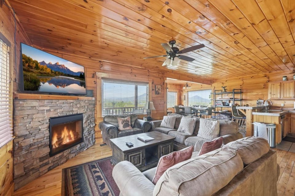 Picturesque MTN Escape Hot Tub Pool Game Room House in Sevierville