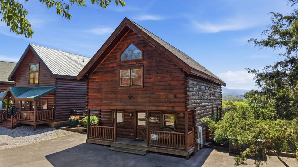 Picturesque MTN Escape Hot Tub Pool Game Room House in Sevierville