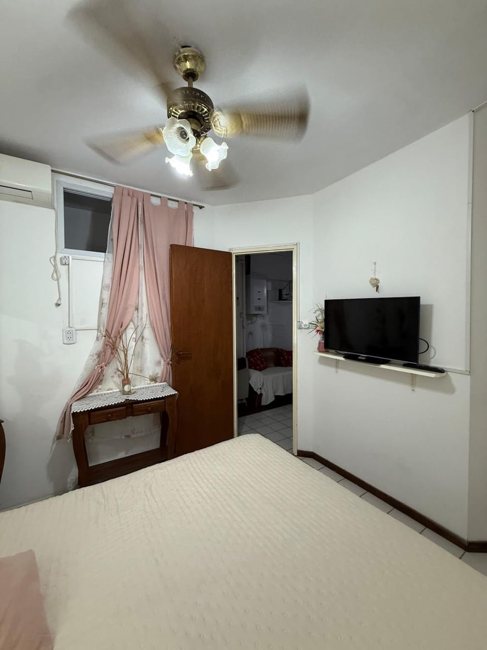 Bed, TV and multimedia, Kitchen or kitchenette, Photo of the whole room, Bedroom, fireplace, wardrobe