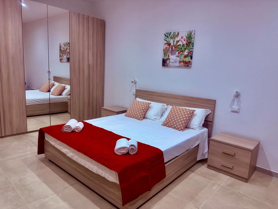 Bed, Photo of the whole room, Bedroom, towels