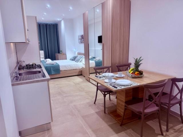 Bed, TV and multimedia, Kitchen or kitchenette, Photo of the whole room, Seating area, Dining area, Bedroom, towels