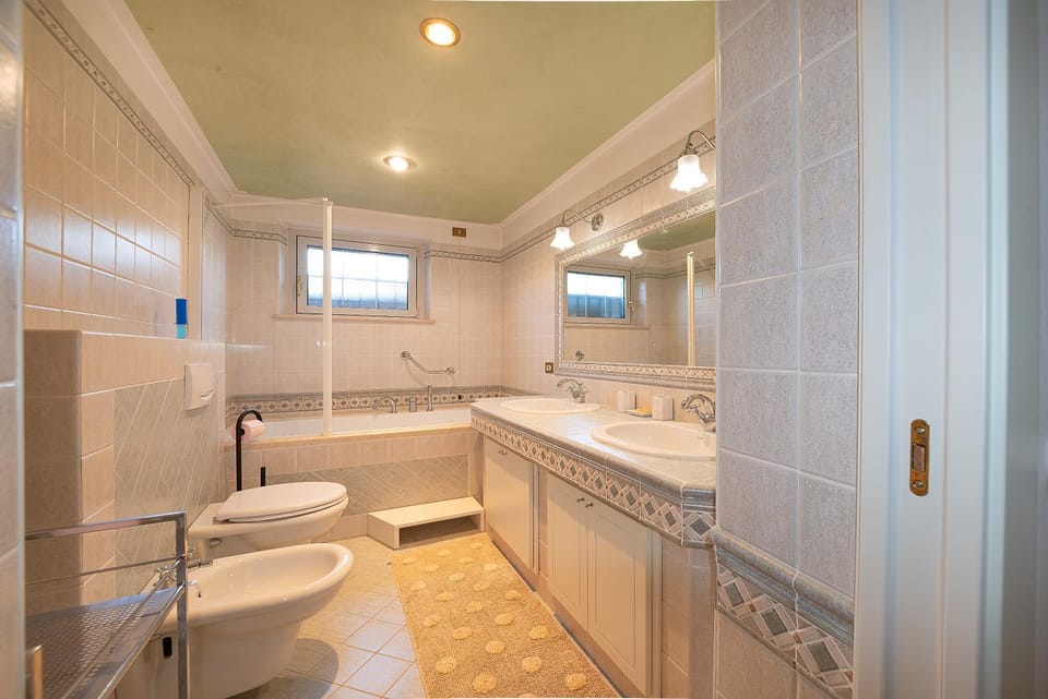 Toilet, Bathroom, Bath, bidet, towels