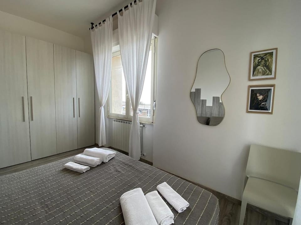 Bedroom, towels