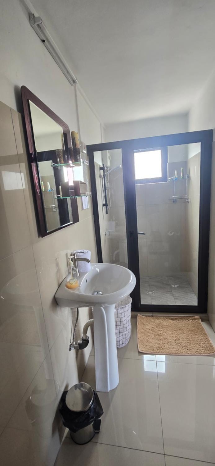 Shower, Toilet